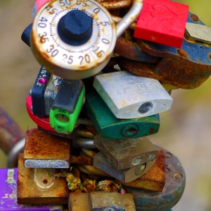 Empillement de cadenas de toutes formes - Italie  - collection de photos clin d'oeil, catégorie portes